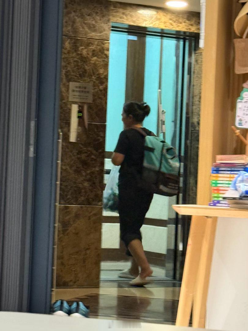 今天收拾了一整天，累炸了。阿姨下午5点才上门，重点做厨房和卫生间清洁。阿姨进屋时