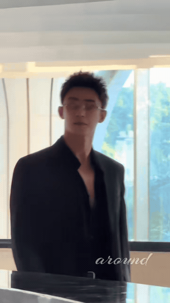 黄景瑜扣子扣到第几颗合适黄景瑜的搜索记录好有反差感！研究划艇、自由潜的同时，还在