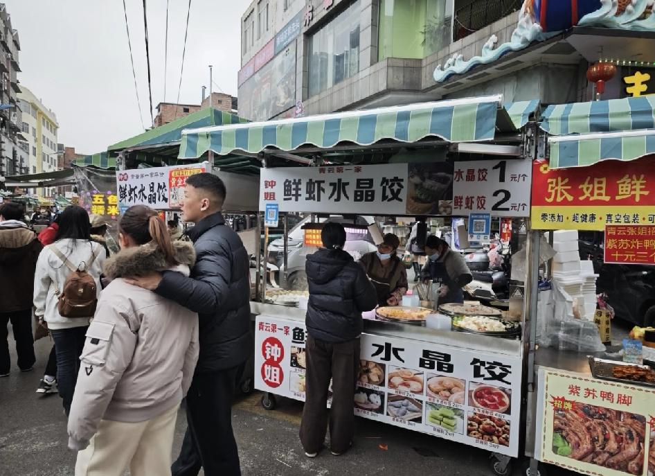 柳州青云市场，大家要小心这种水晶饺子实际是2-5元单个的，刚买10个下来就差不多