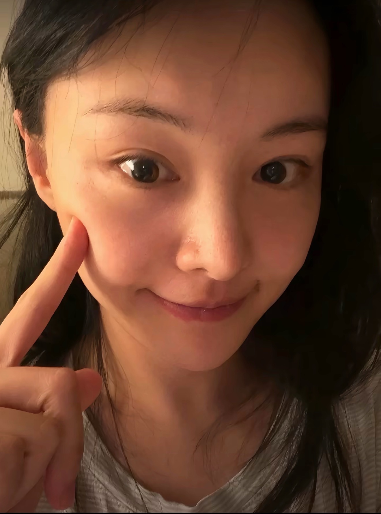 妈呀，刷到贝微微了，爽子素颜也漂亮，确实顶级小白花颜 