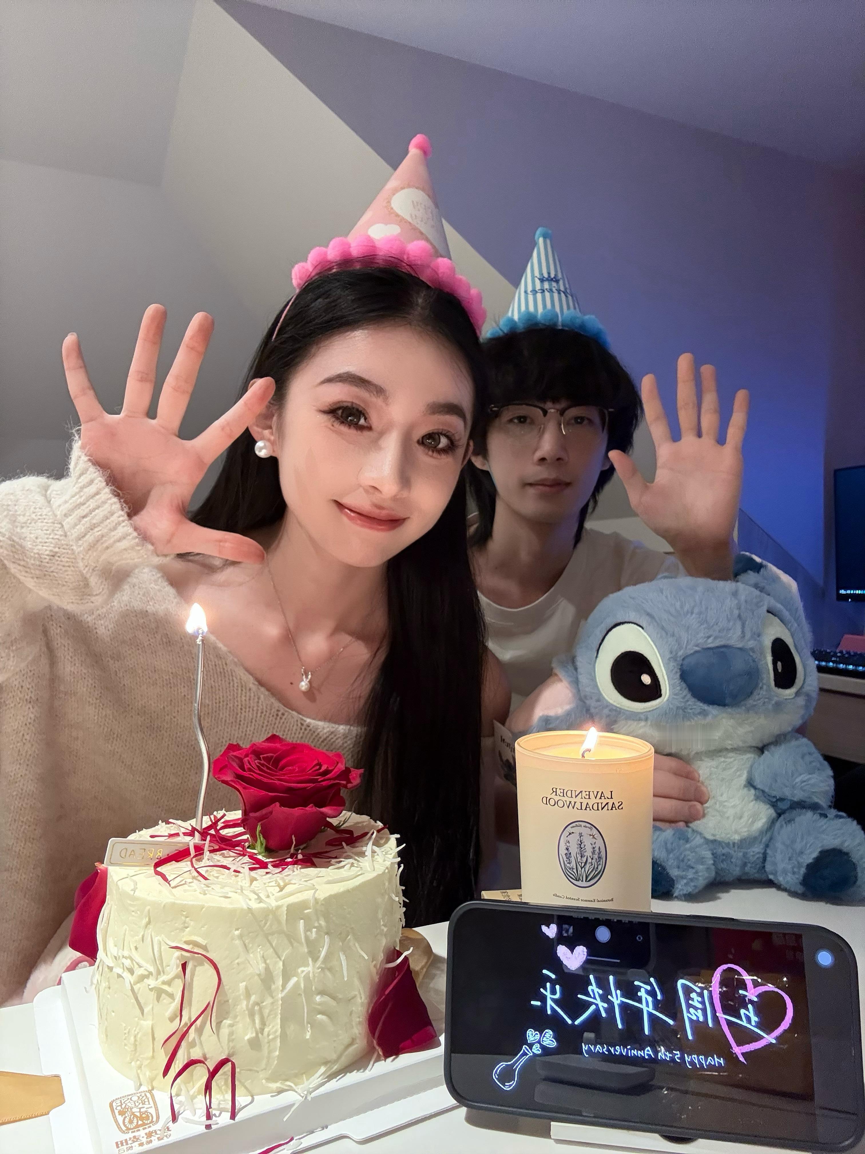 国庆节快乐！！结婚五周年快乐🥰嘿嘿又又又有理由吃蛋糕了🎂直男拍照还是这么不三