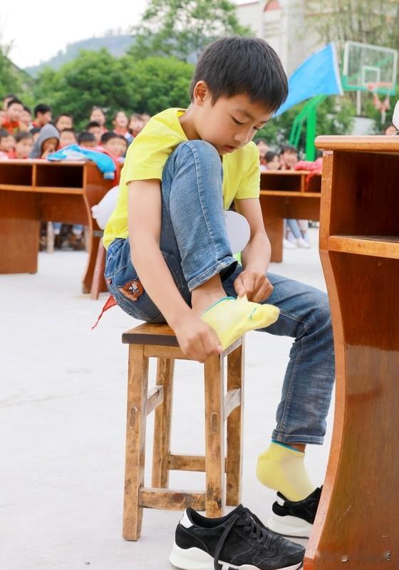 今天去小学旁听，一年级娃娃在“整理书包比赛”，老师一句话破防：“不是比谁快，是比