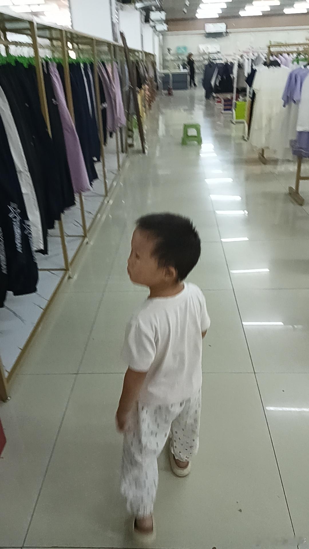 自己走进服装店，我说你干嘛去？她说:我要个鞋。开始挑选，一个盒子一个盒子打开看。