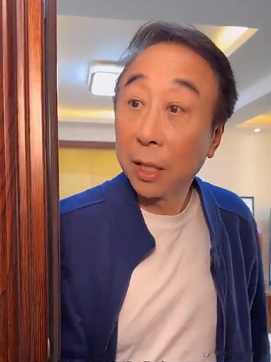 冯巩和徒弟曹随风又推出新段子了，这回的段子还挺有新意。
曹：先生，您的外卖。
冯