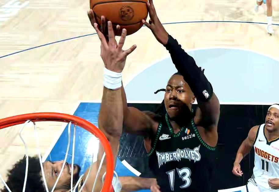 赢球了，但代价太大了。
 

森林狼这场季后赛打得真叫人揪心。开场才79秒，首发