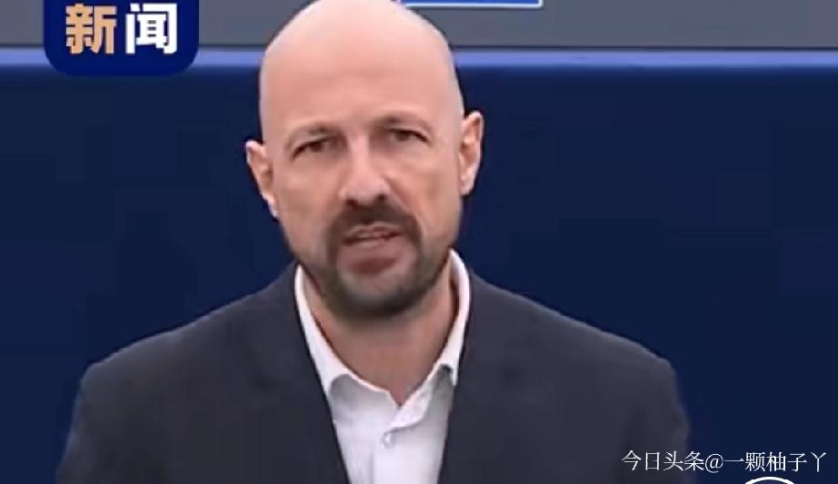 欧洲议会比利时议员马克·博滕加当着全场的面，把美以支持者怼得哑口无言。
他拿着伊