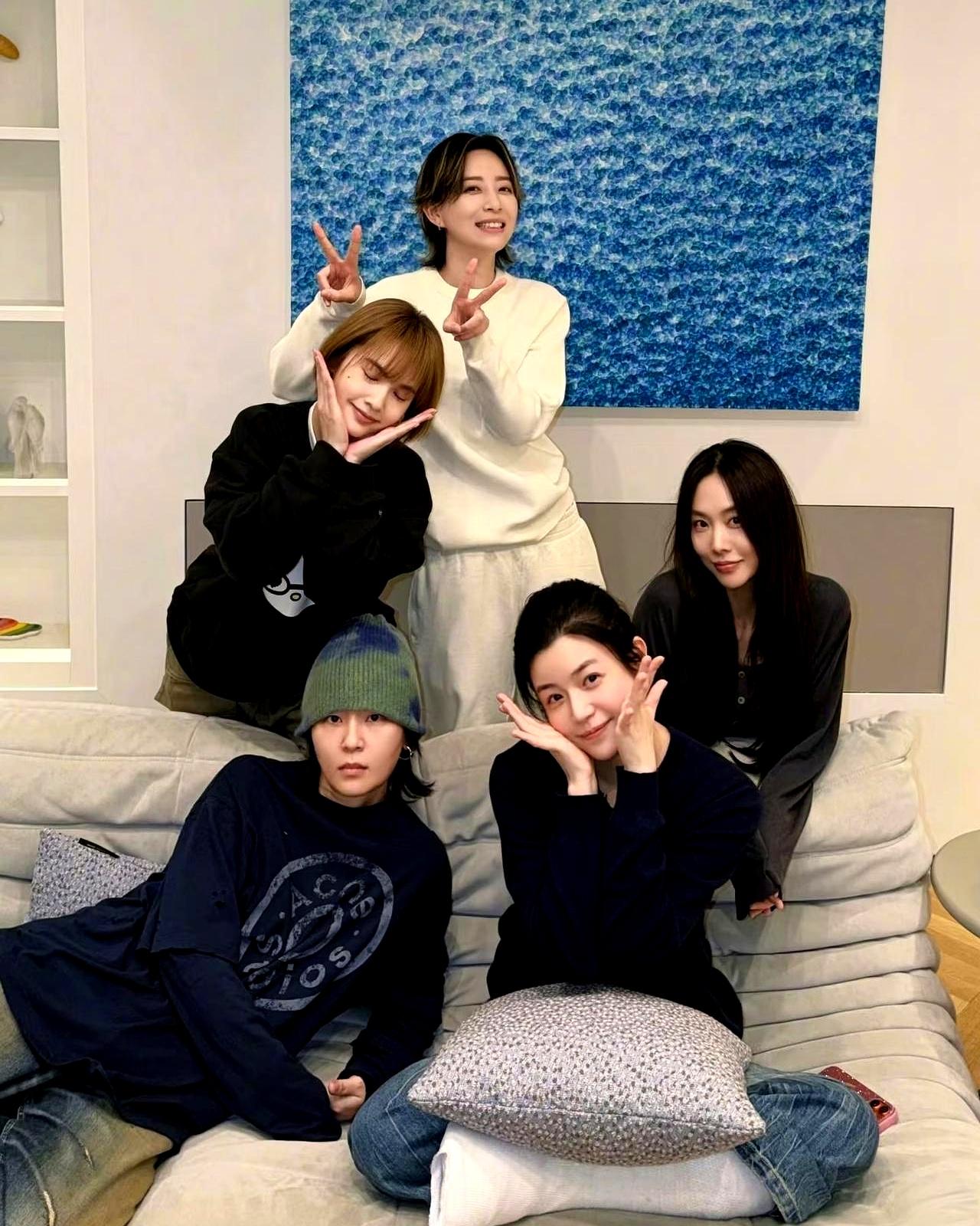 脚受伤了，姐妹第一时间带着啥来探望？
没想到是带着“躺平”俩字来的！

陈妍希脚