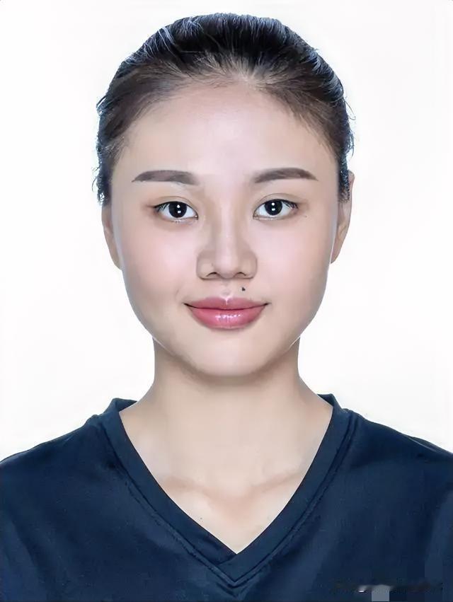 龚翔宇同志简介
 
龚翔宇，1997年4月21日生于江苏连云港，身高1.88米，