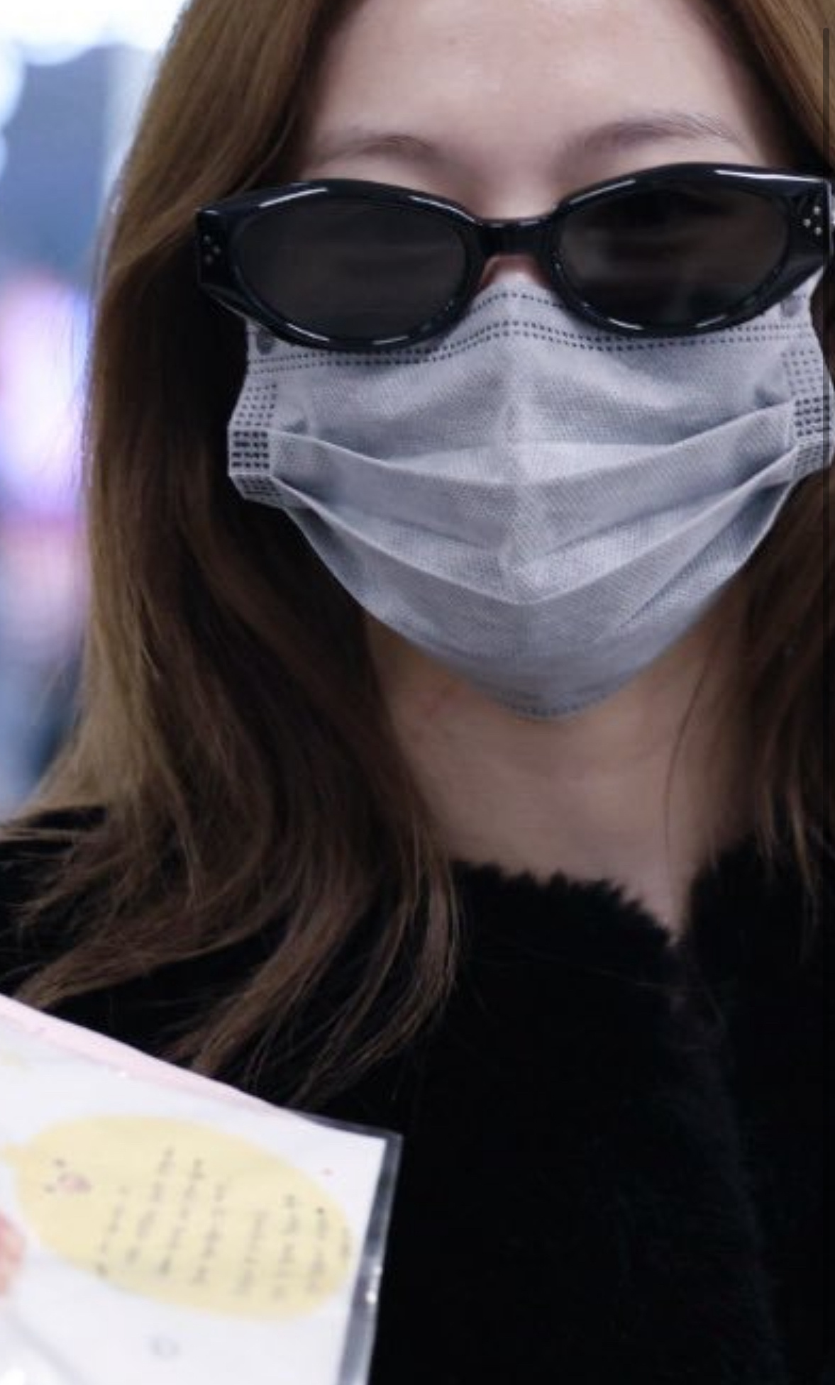 脖子上的抓痕是哪位女孩留下的 