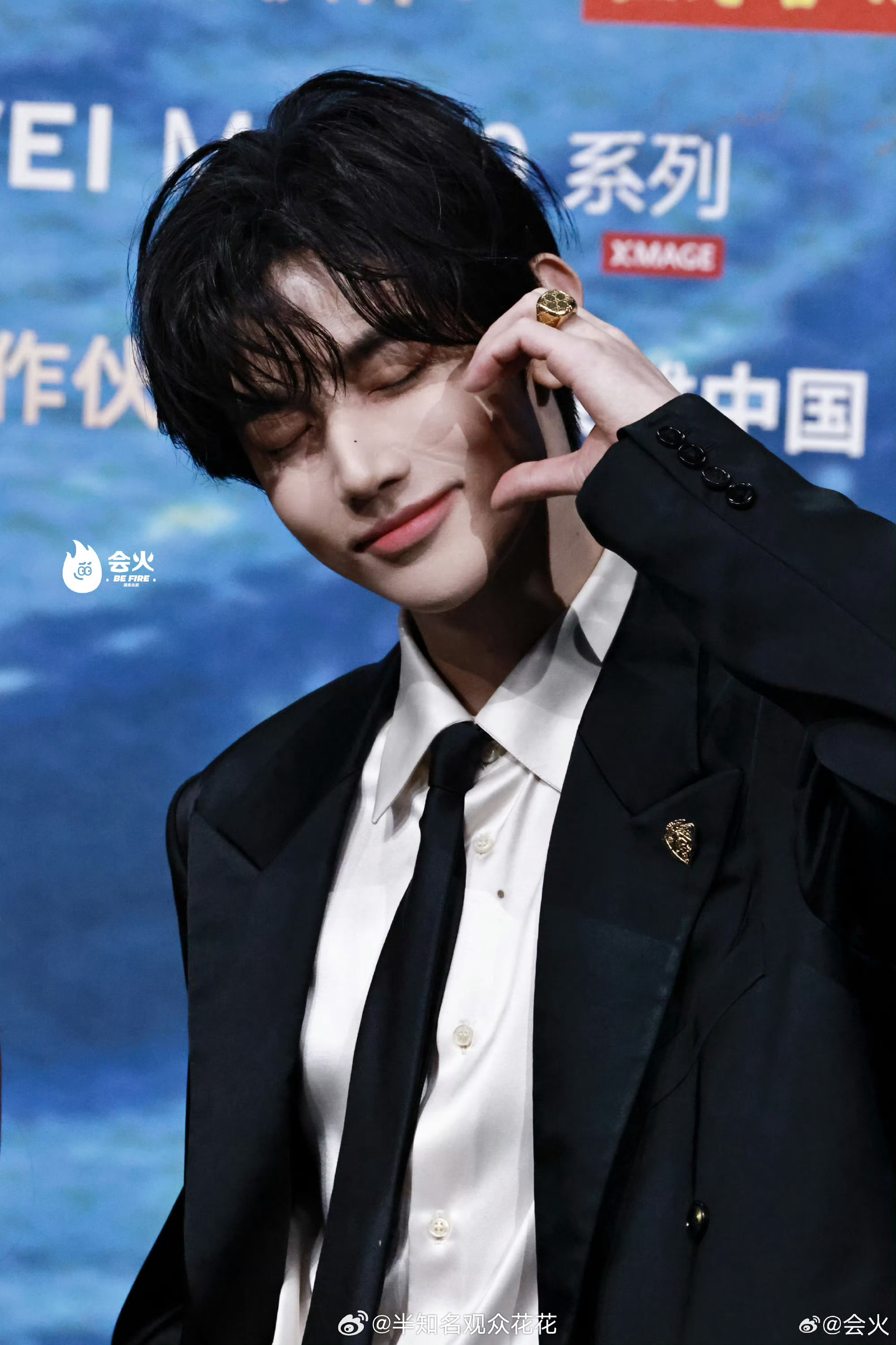完全是红毯之神来的章昊内娱红毯首秀状态章昊微博之夜红毯图微博之夜