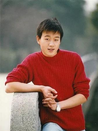 1985年，佟大为的父亲在一次执行公务中不幸受伤成了植物人。为了唤醒父亲，佟大为