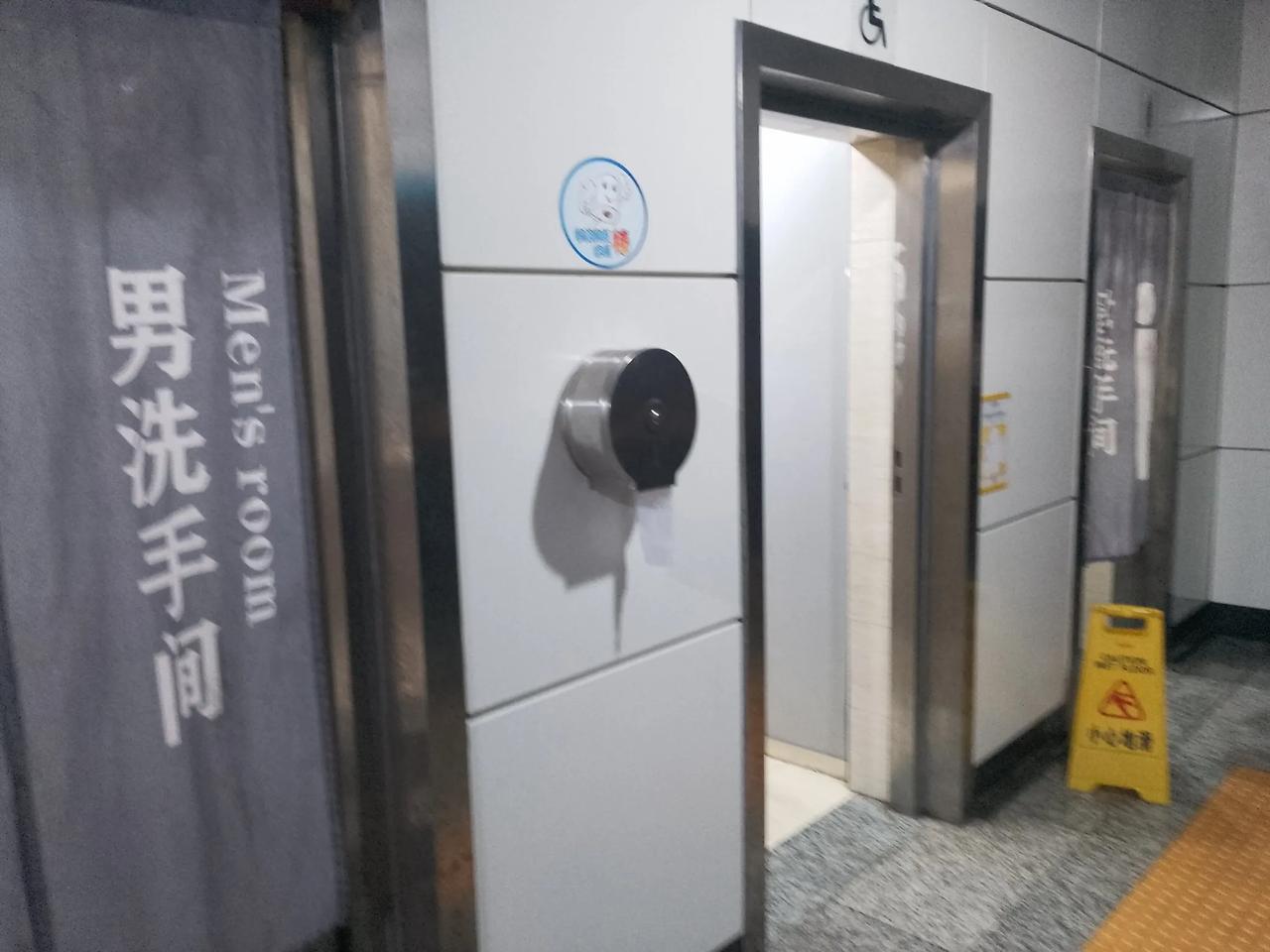 长沙地铁每个站设有男女专用卫生间，站台框架中还有纸巾备用，这在别的城市地铁连卫生
