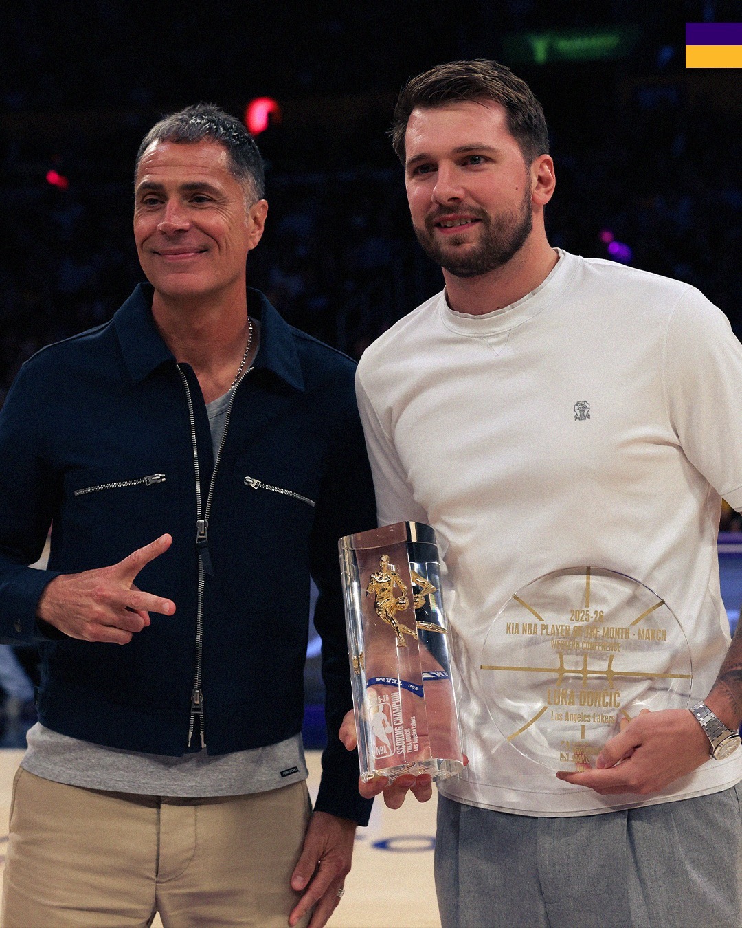 东契奇今天在比赛前领取了常规赛得分王的奖杯火箭vs湖人湖人2比0火箭