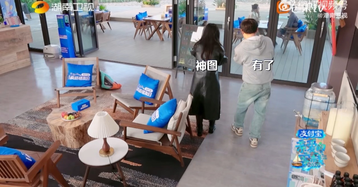 这一幕简直是偶像剧照进现实！沈月隔着玻璃望向岚姐的眼神，充满了崇拜与依赖。岚姐不