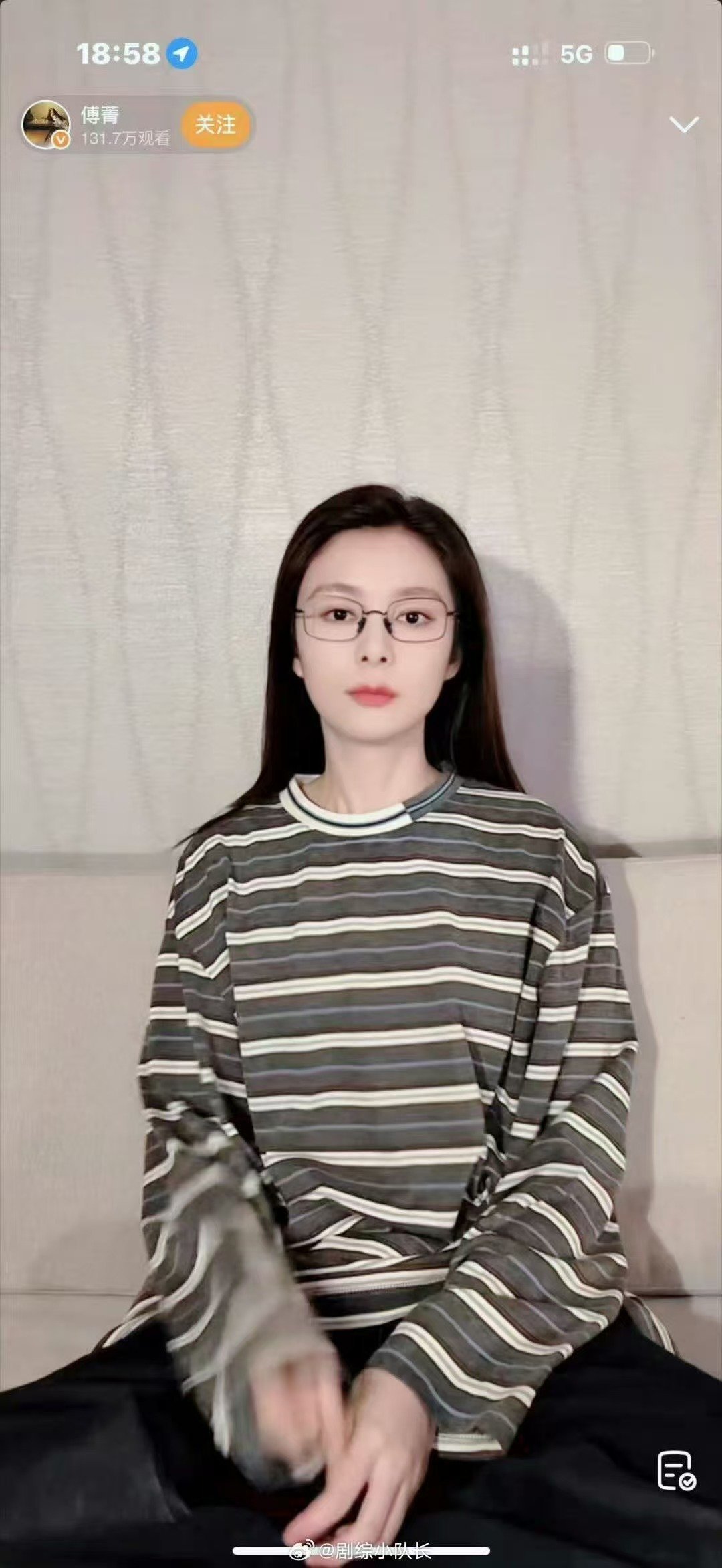 傅菁直播演我边化妆边追剧 看她的直播像在跟闺蜜连线。边描眉毛边回忆自己演某场戏的