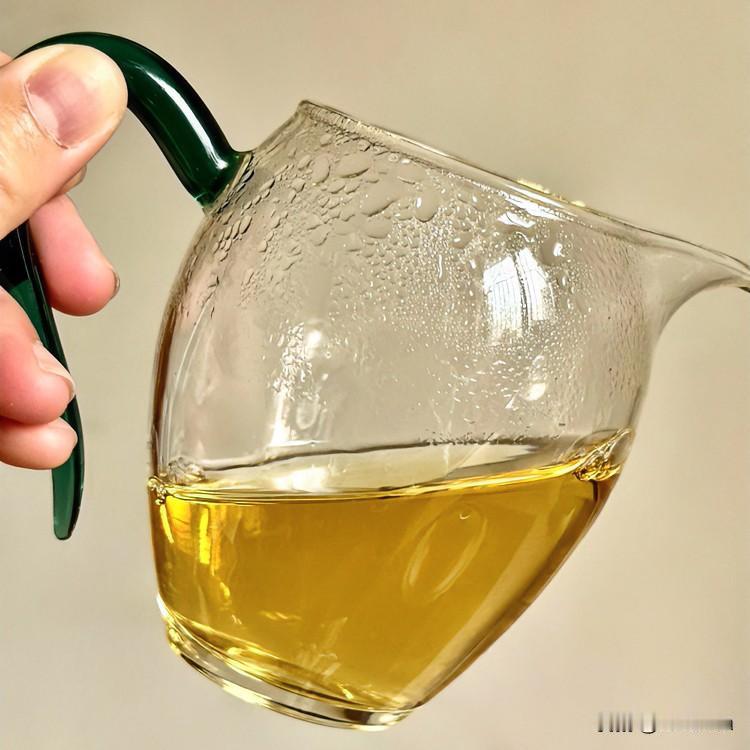 《春补吟·定风波体》
风递花香入座来，茶烟轻漾碧云堆。一瓯春色盈襟袖，凝睇，千红