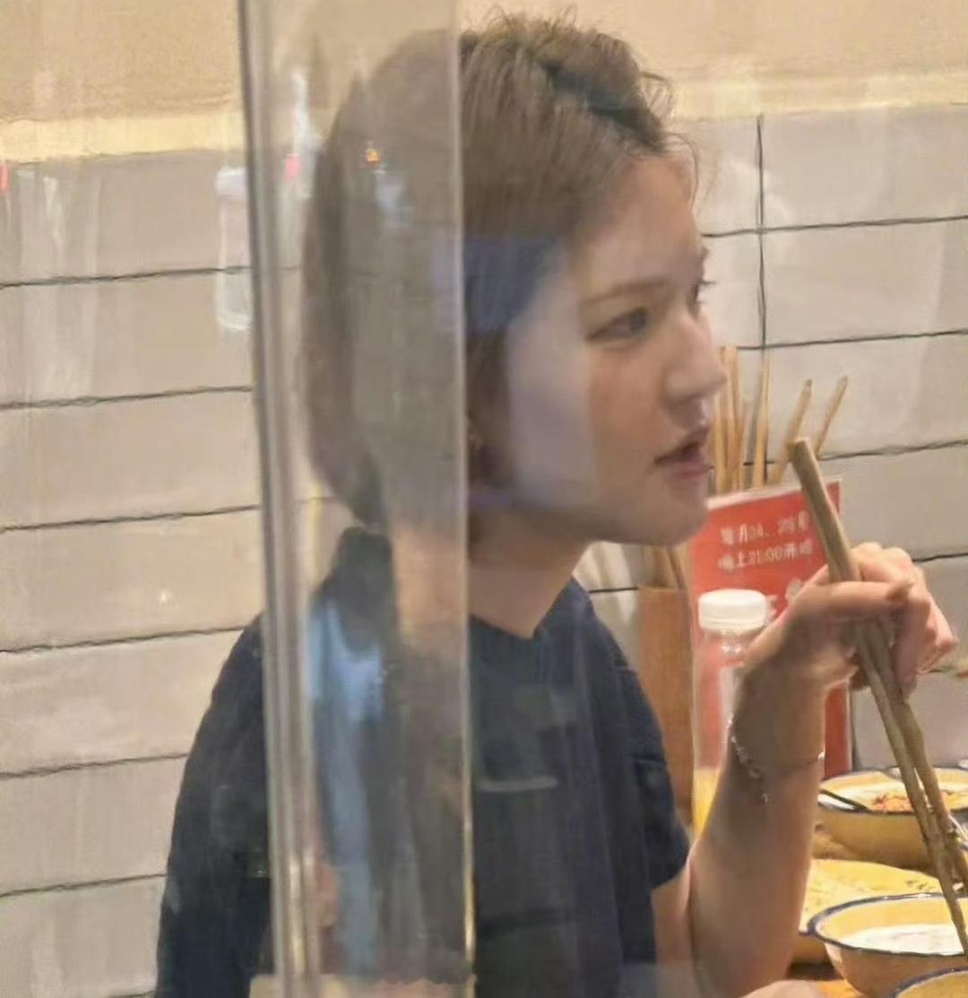 赵露思离开精致的妆造简直没法看 