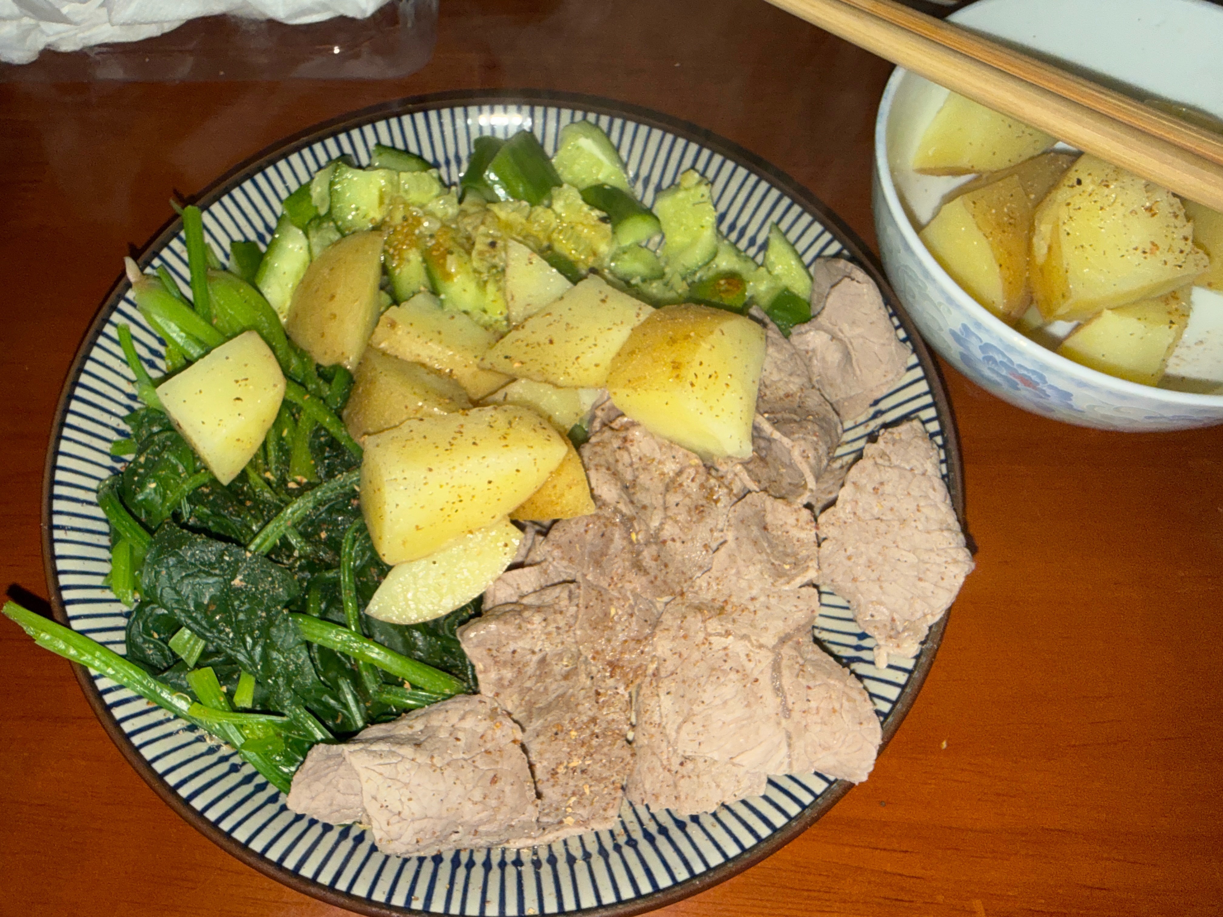 今天晚饭吃的啥？1些菠菜1根黄瓜1个蒸土豆1些牛肉1些坚果说好减脂的来打卡了，第