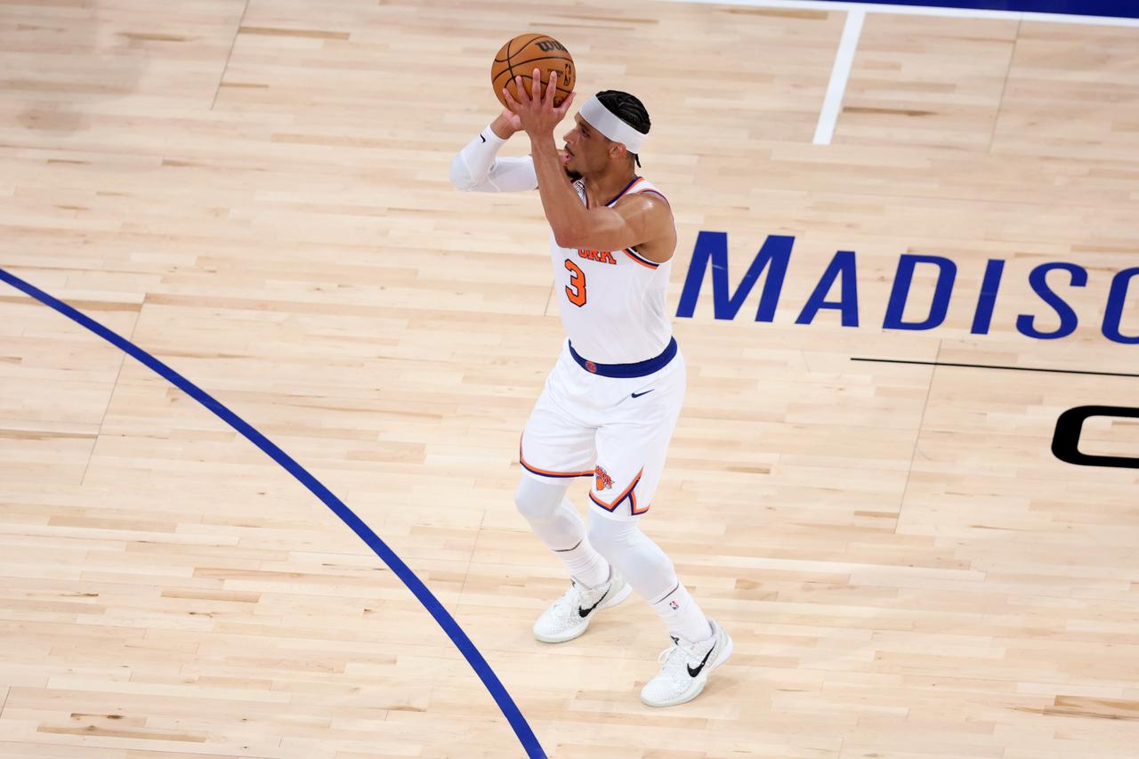 NBA专家杰德·凯茨就建议火箭队应该去挖尼克斯队的墙角，因为不管本赛季尼克斯队能