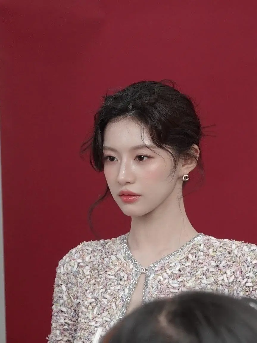 香奈儿脸都笑烂了吧. . .