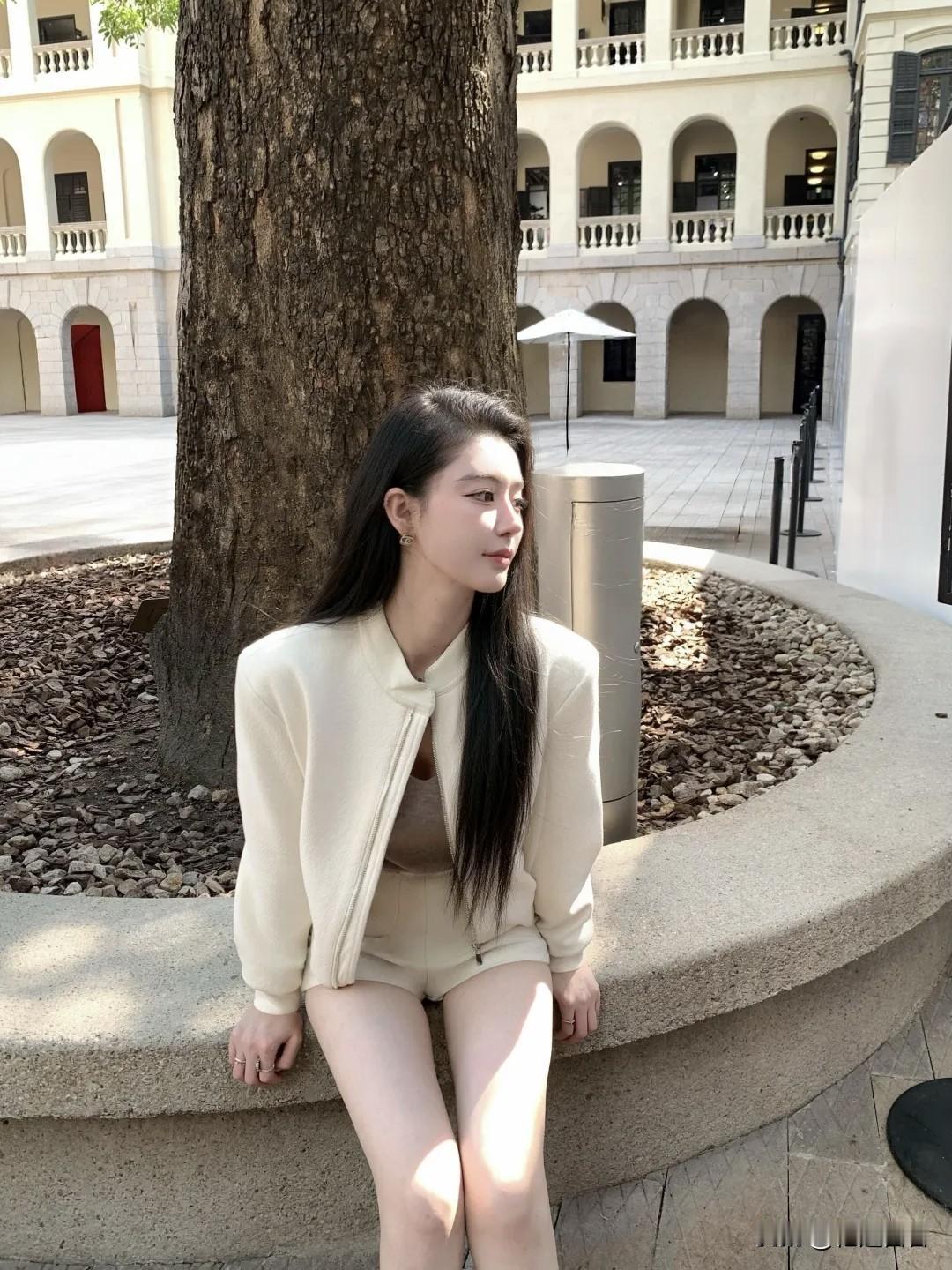 在阳光下的树旁，享受宁静的午后时光。