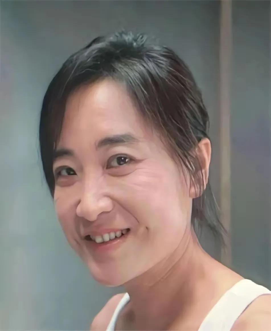当时贾玲练拳击减肥轰动一时，还有人说减肥后脸上没有皱纹，今天我就给你一个放大镜头
