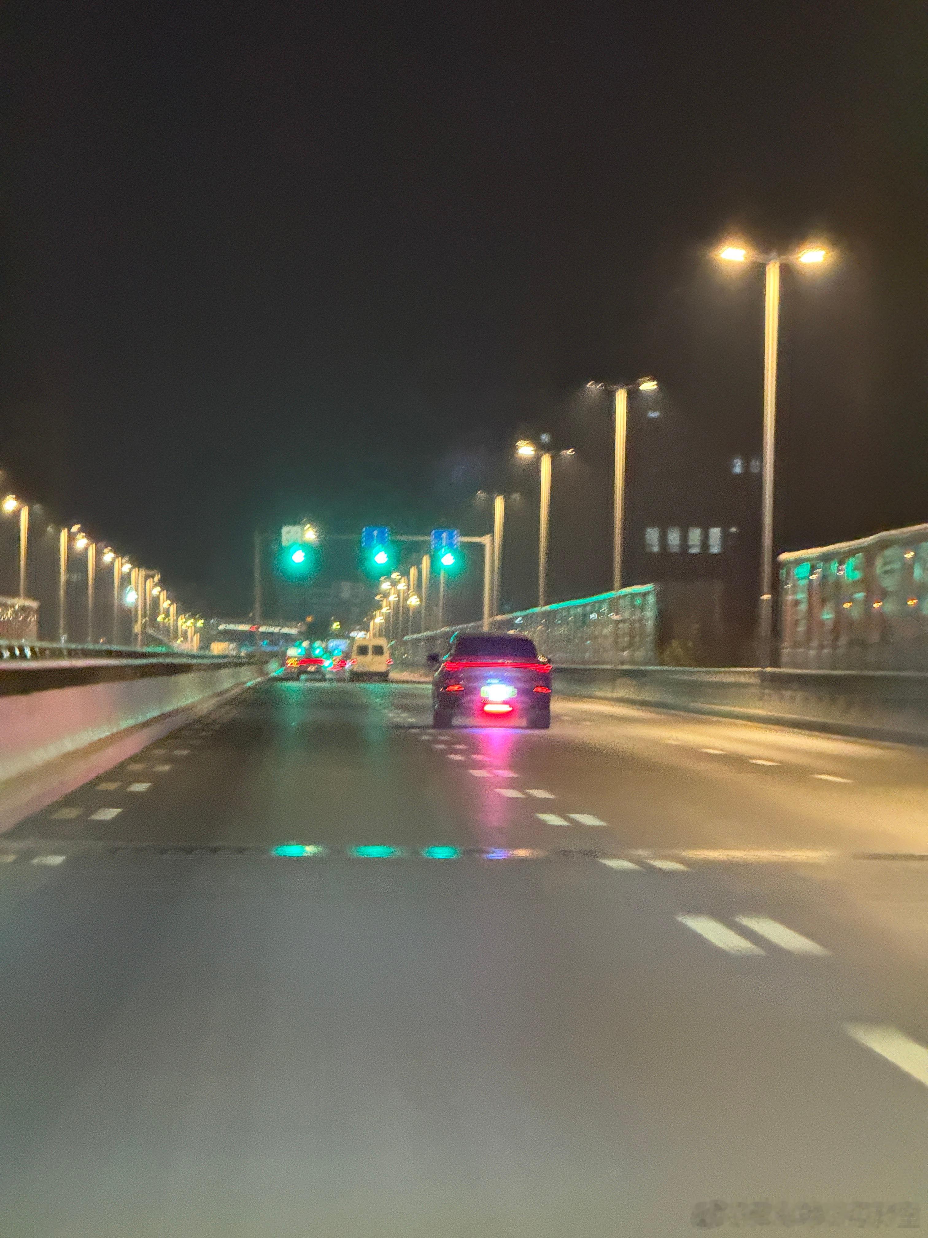 昨晚又加班到两点多，回家路上遇到一辆迪子，给牌照位置安了两条LED灯，开的很猛，