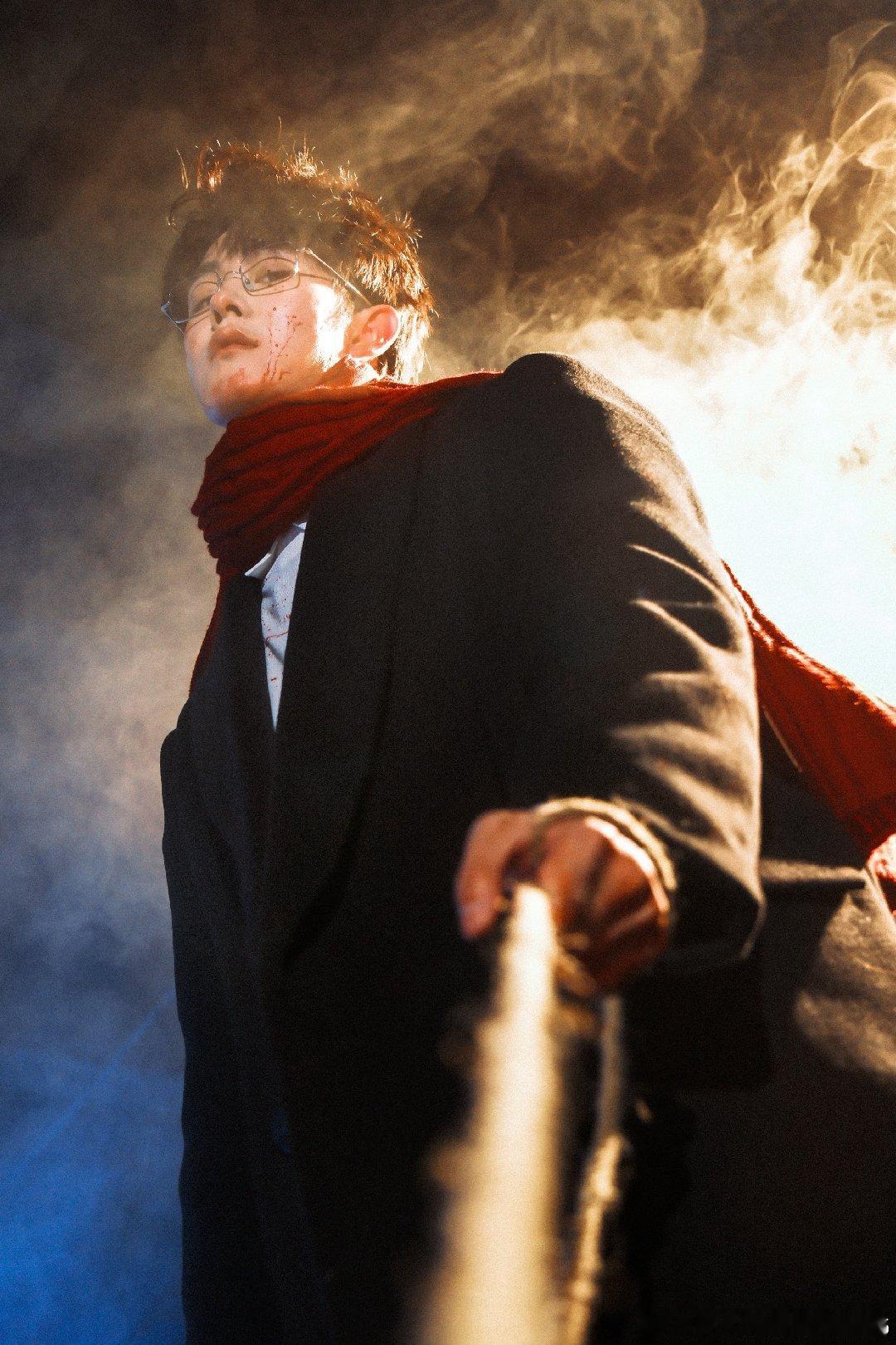 田嘉瑞   田嘉瑞生日写真来了，战损妆+学院风，太酷了！27岁生日快乐，星途璀璨