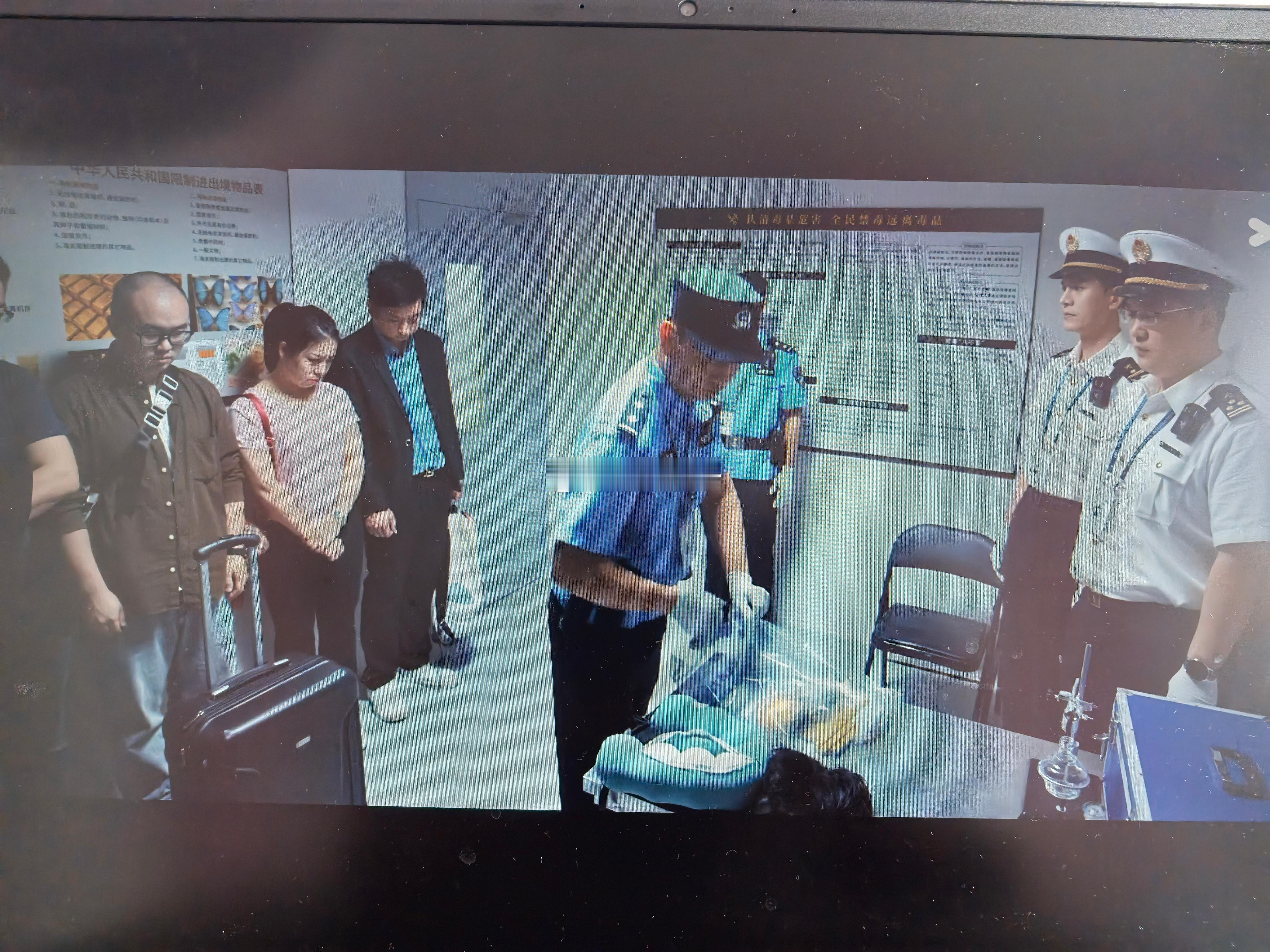 今日推荐本周刚上线的国产剧集《金关》，是国内首部聚焦中国大陆机场海关的电视剧。推