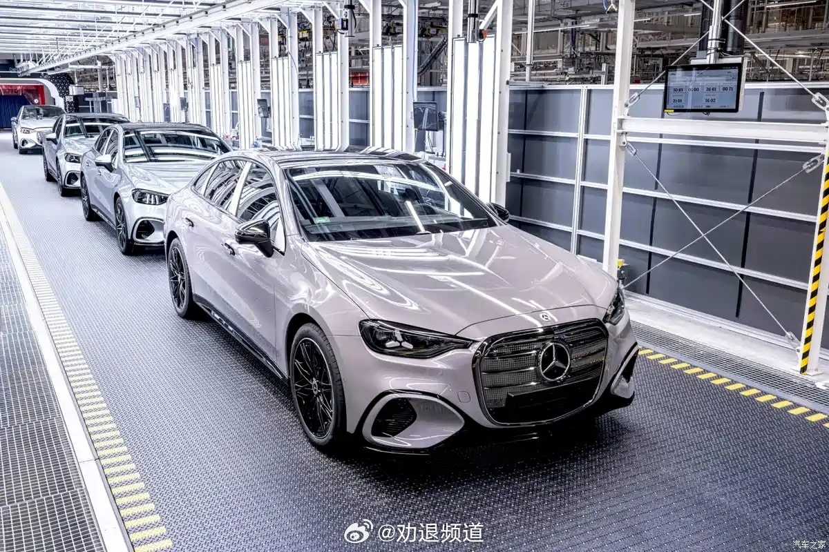 奔驰C也有纯电版了全新纯电奔驰C级在匈牙利工厂正式量产下线，基于MB.EA架构打
