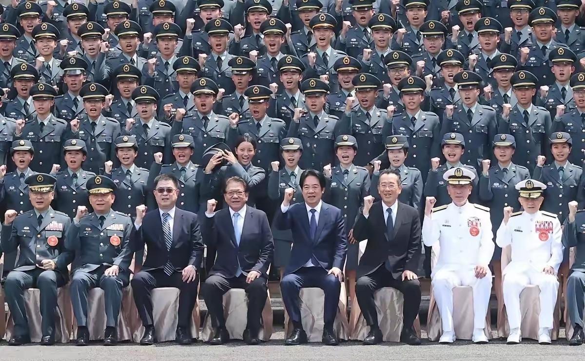 这些人的战斗力如何？看着后面的那些面孔，怎么感觉是一帮“娃娃兵”呢？看这合影，看