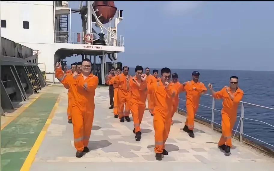 确实让人意想不到！
霍尔木兹海峡被封锁的这半个月以来，很多船长船员被闷疯了，居然