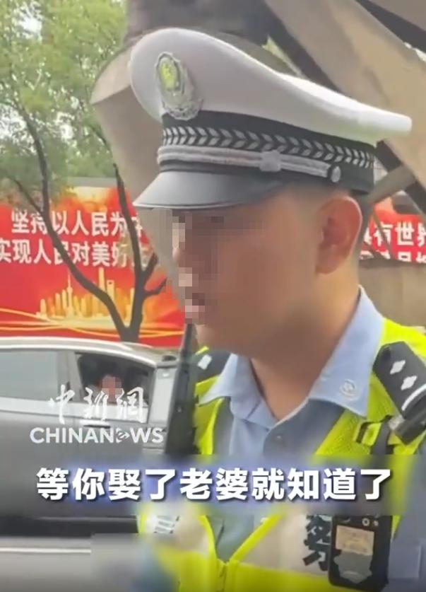 “警察都给逗笑了！”7月2日报道，上海，一男子骑电动车，妻子坐在后座上，路上被交