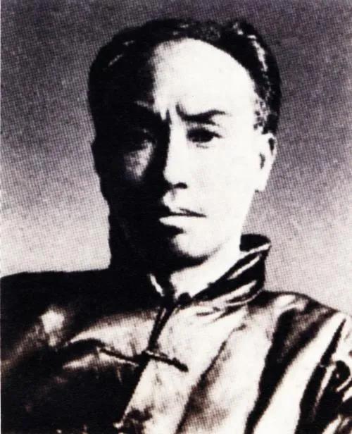 1930年，51岁的陈独秀刚要上床休息。突然，一位22岁的女子来到他的卧室，只见