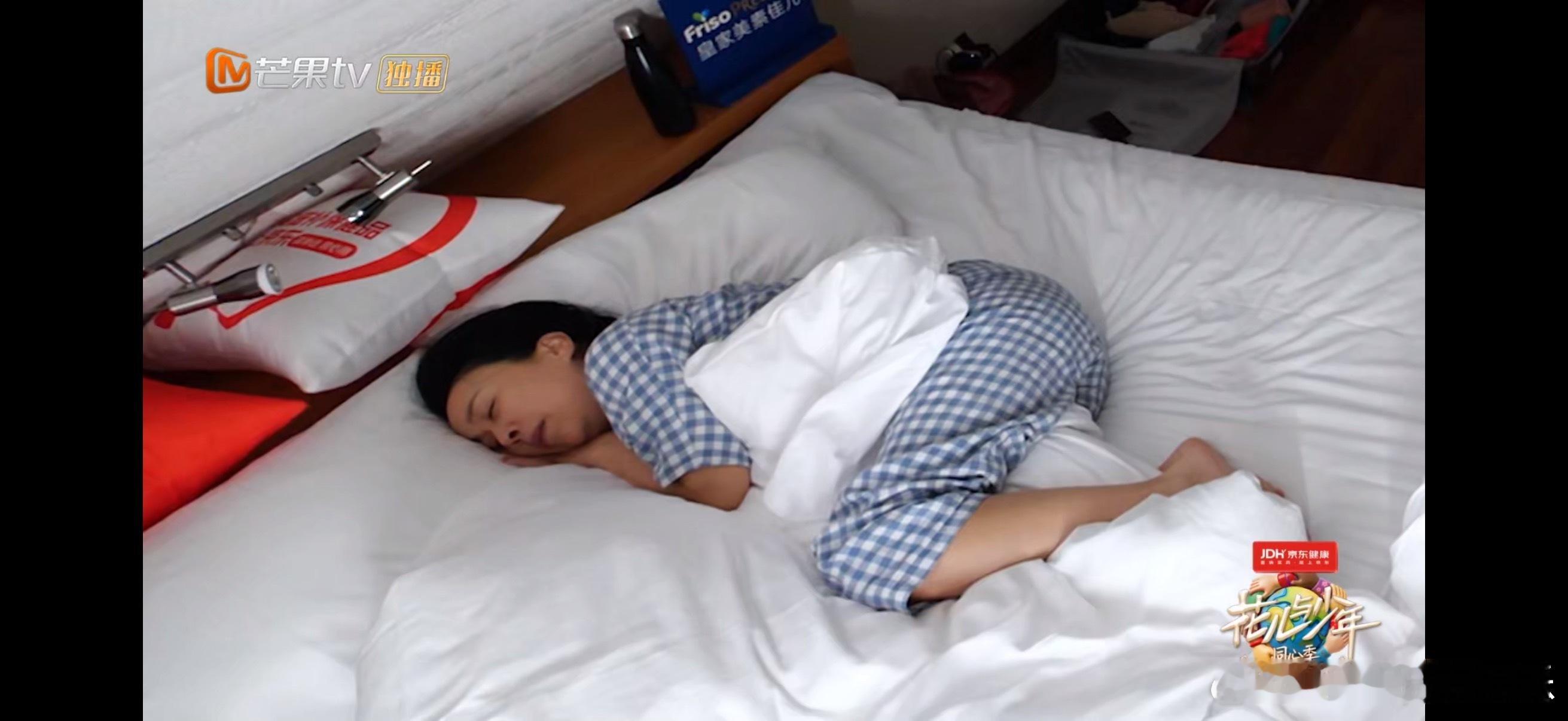 那英睡姿这睡姿也太真实了[哈哈][哈哈] ​​​