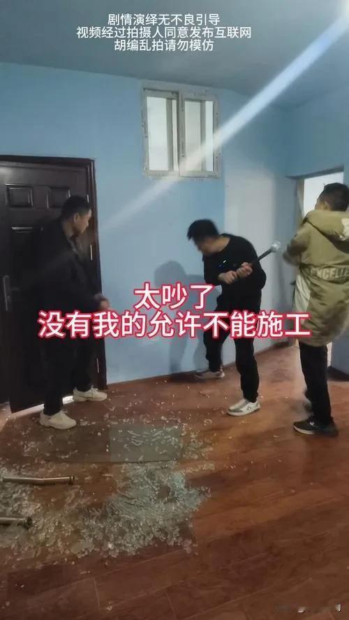 左边1号楼享电梯便利，右边2号楼隐私全无  
距离仅3米，厕所暴露男女洗澡  