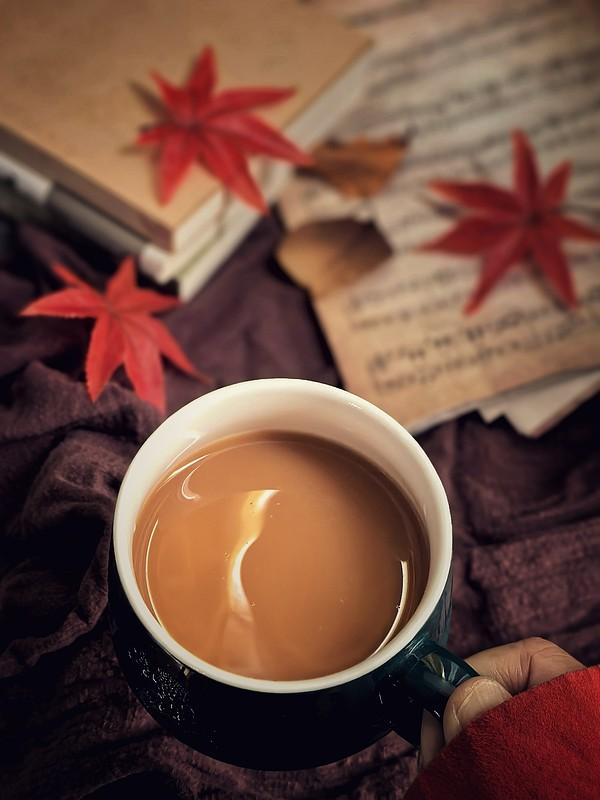 如何看待秋天的第一杯奶茶？今天立秋，很多人已经喝上了秋天的第一杯奶茶，有的人为家