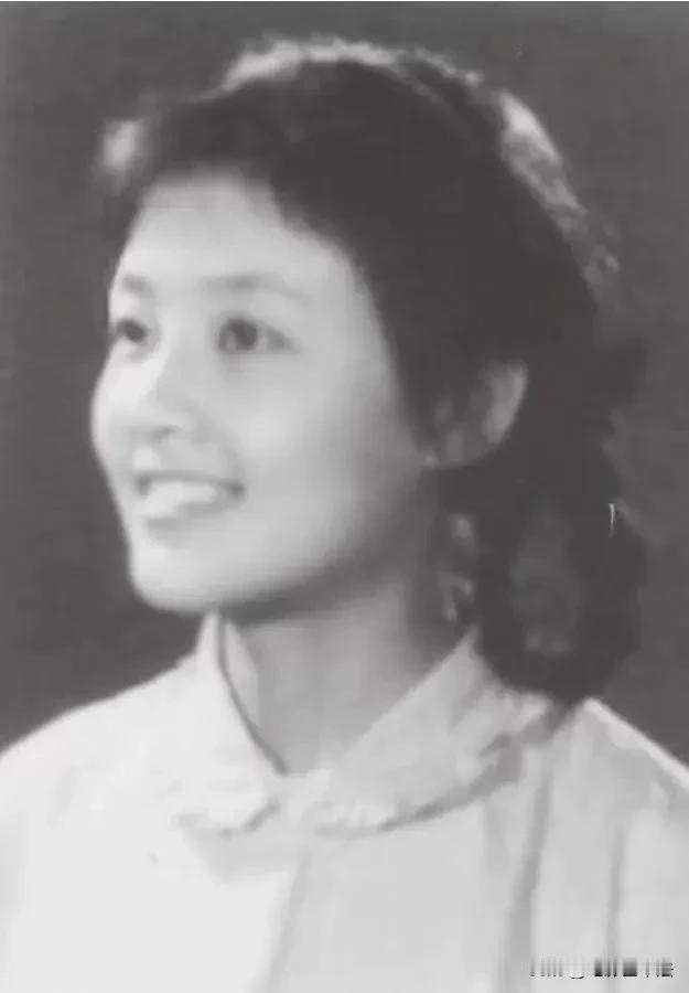 张兰的父亲是清华土木工程教授，但张兰19岁前没有见过他，因为父母离婚的时候张兰还