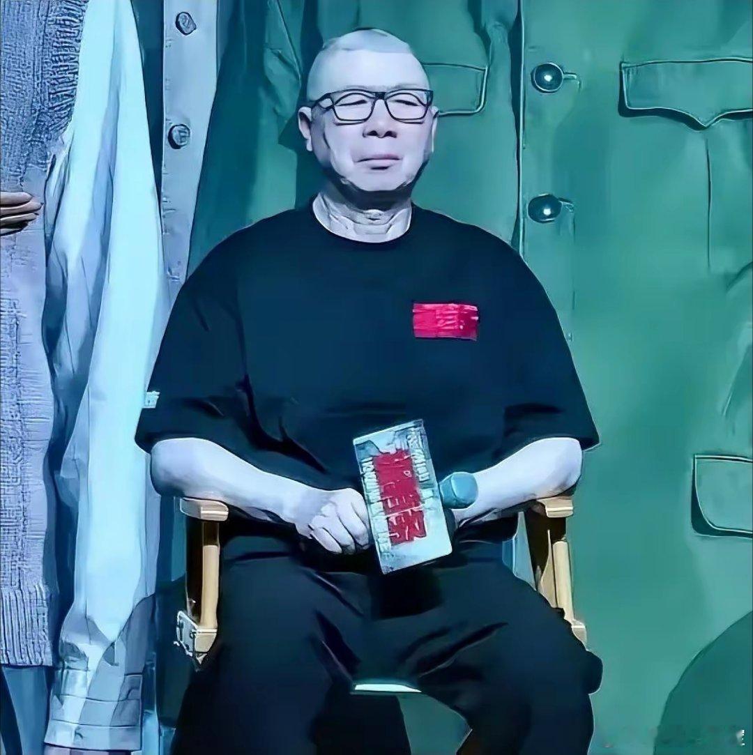 冯小刚盯着票房榜，《牛来》被骂得越狠，越是稳坐第一。他把烟按灭。他没骂人，没发朋