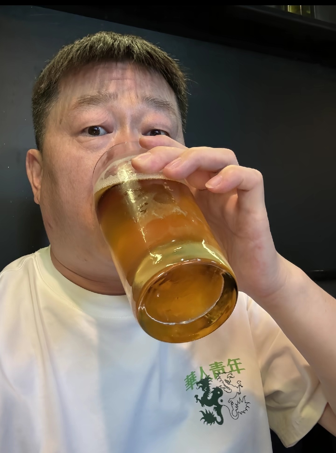 以前喝酒是因为快乐，现在快乐是因为喝酒，可我又不爱喝酒，可能是不想太清醒才选择的