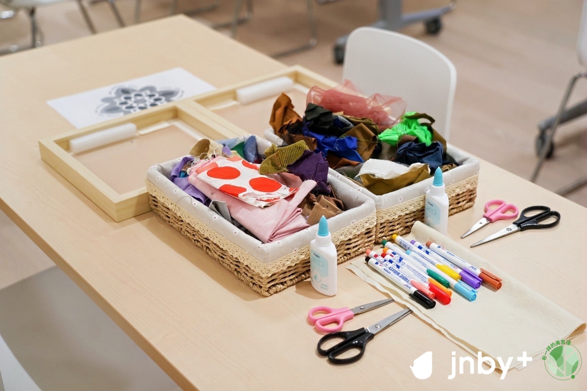 今天去JNBY+天目里店参加了「布一样的美育课」公益体验活动。很难得有这样的亲子