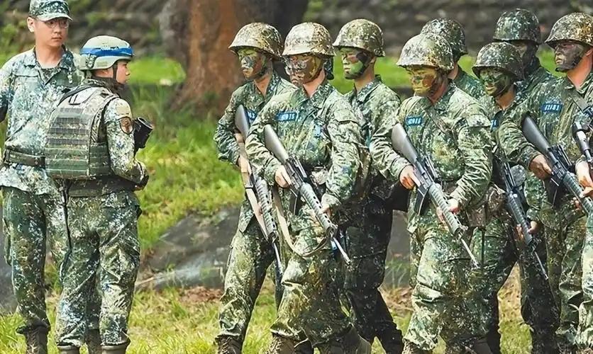 82%喊着“愿意战斗”，结果台军志愿役士兵一年跑了8200人。
 
这反差，是不