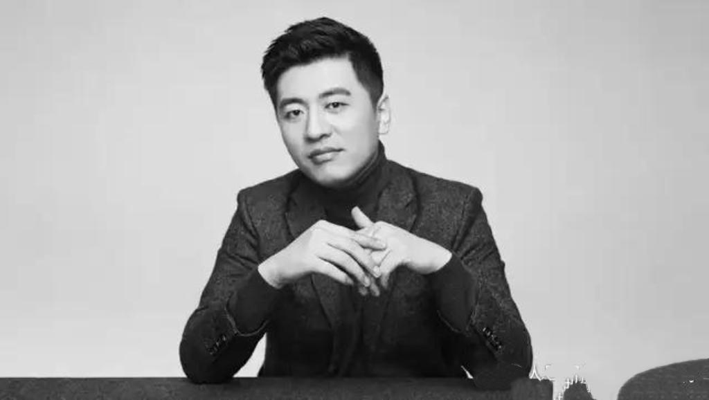 猝死前身体常发出3个求救信号，千万别忽视！一是间歇性胸痛、胸部压榨感，像被反复挤