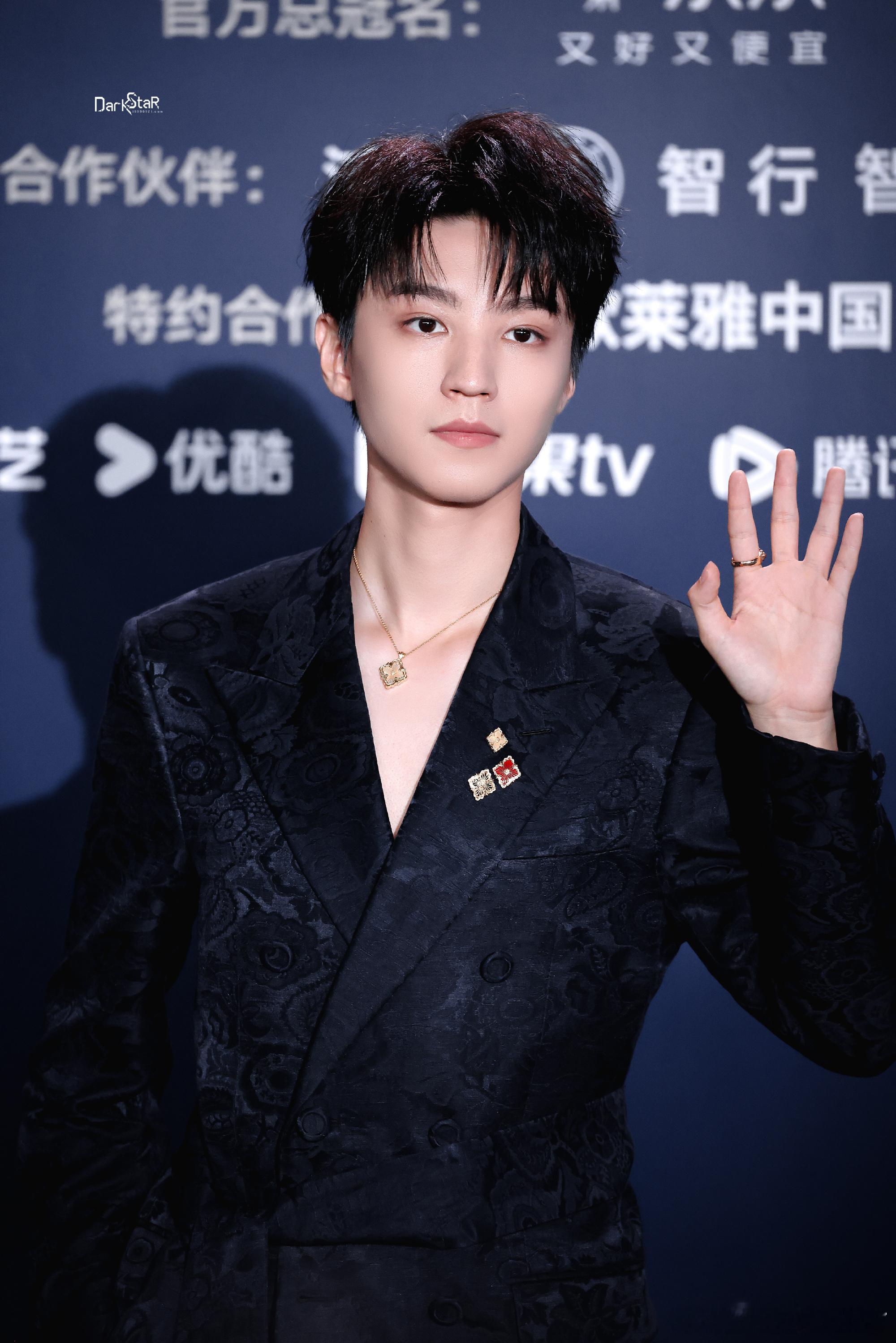 王俊凯  暗夜暗纹西装勾勒出王俊凯挺拔骨相，矜贵袖扣藏着细碎星光，一步一步踏来，