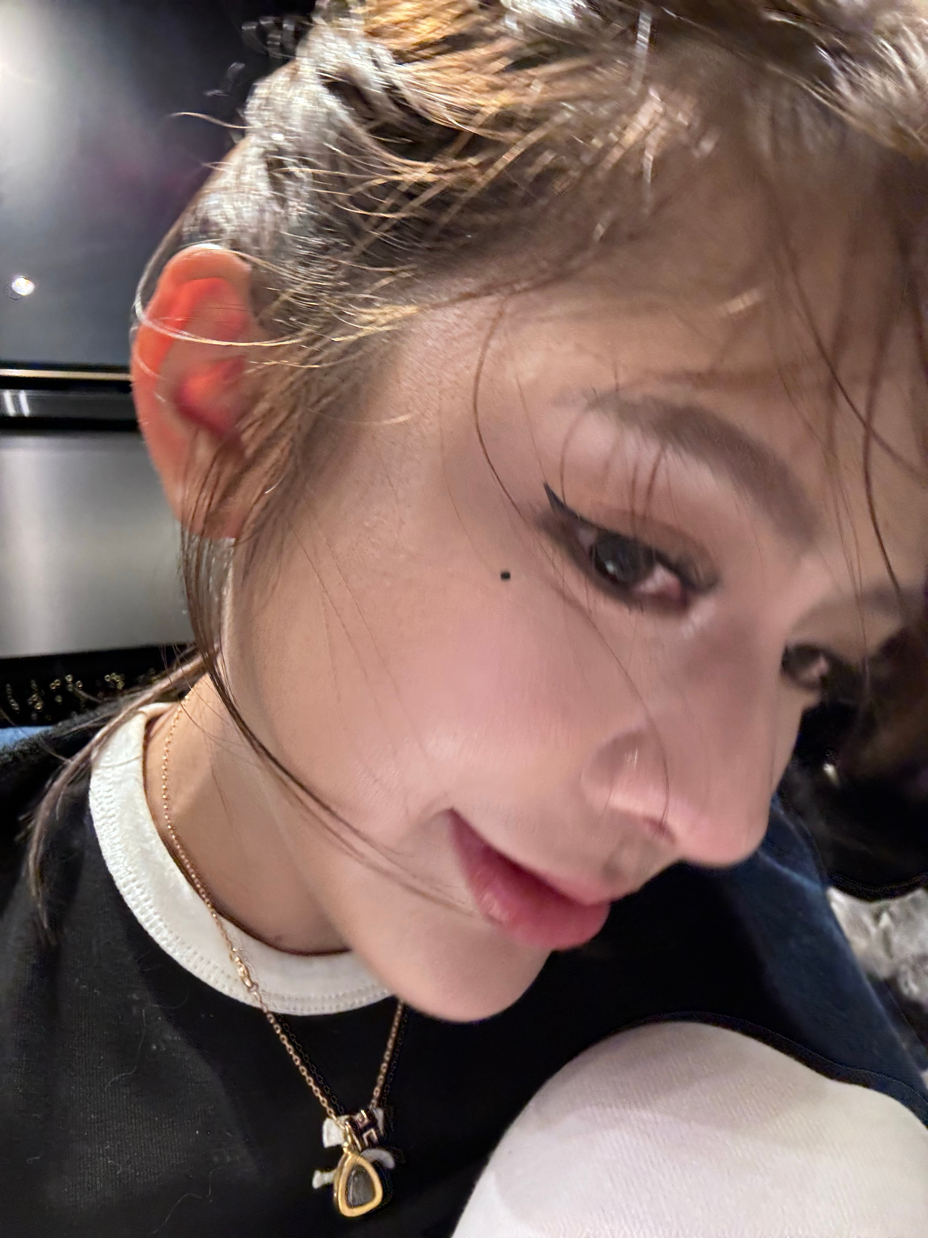 能看到你漂亮的眼睛一直笑 也算我幸福的一种 ​​​