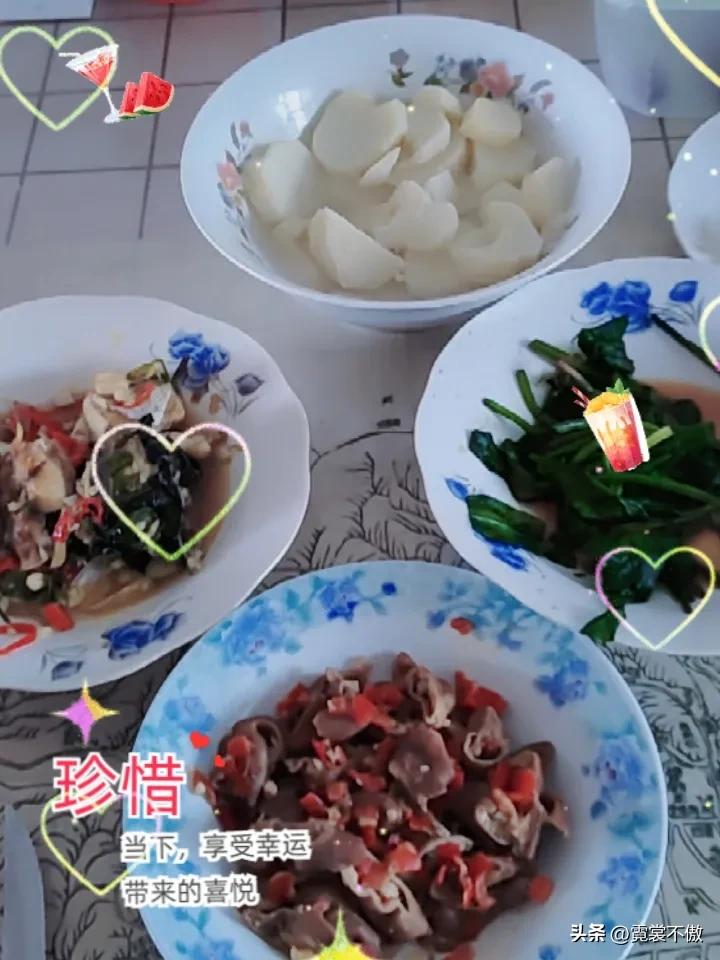 妹妹从老家寄来糍粑蒿菜饭油爆青鱼，好久没吃家乡菜，味道太好太好。
