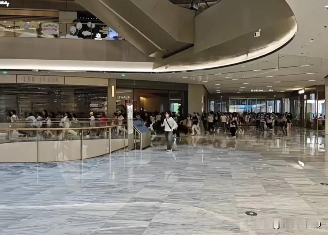 哈哈，这个视频很有意思，发现中国女性很有特点，追星追出了大妈超市抢鸡蛋的感觉！年
