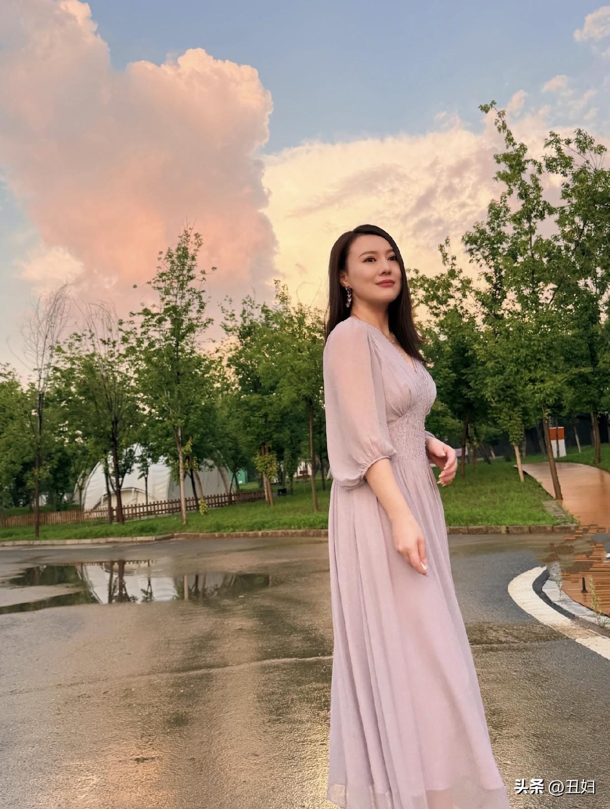 怎么穿搭会让人比较显温柔穿裙子比裤子更显温柔，尤其是长裙。