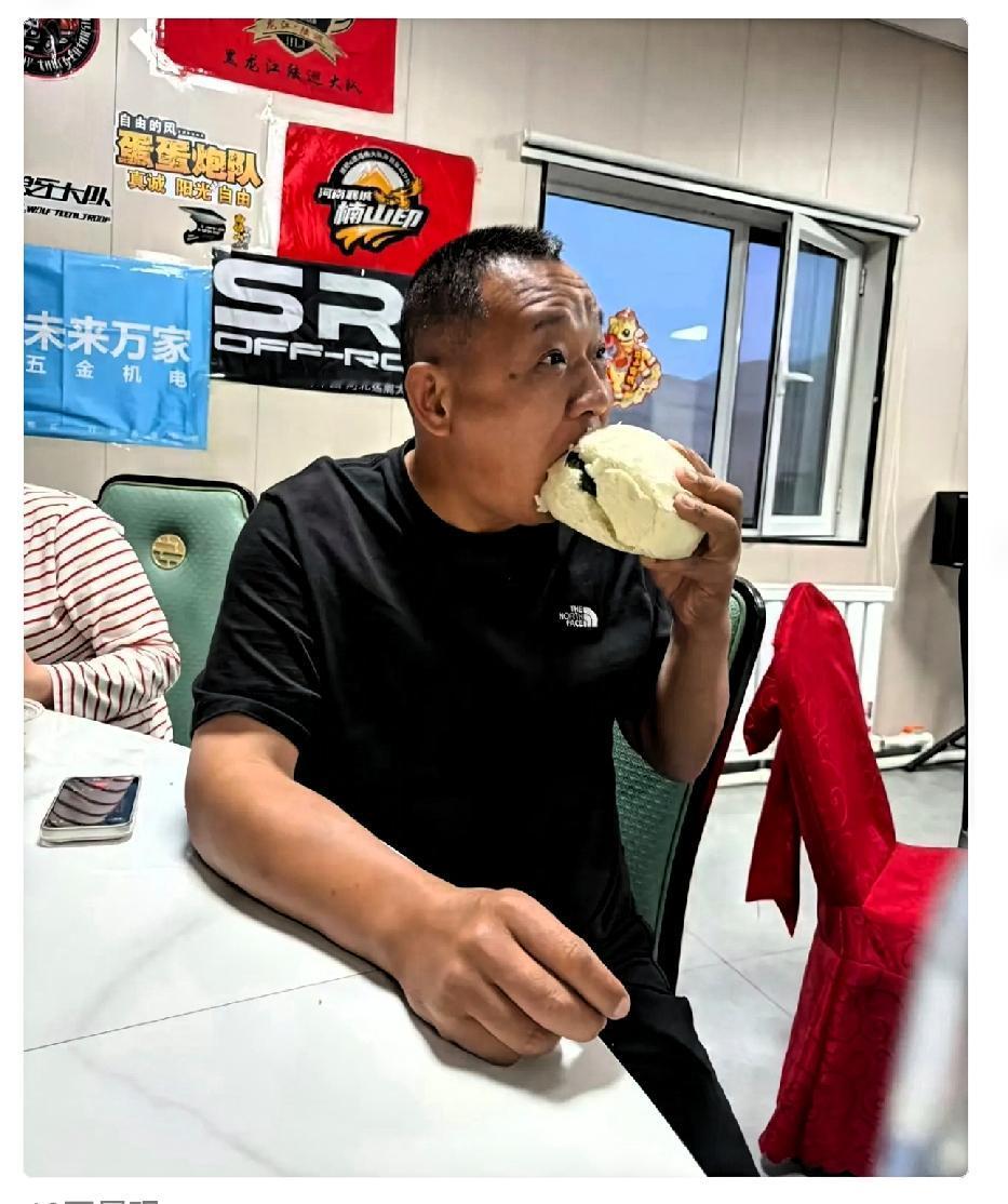 什么叫修养。

这就是修养。

不是挥金如土，而是有钱了还懂体谅小人物的不易，多