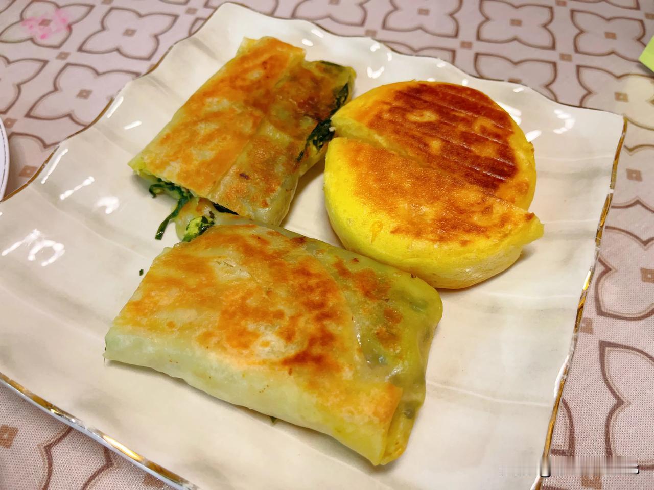 晚上熬的八宝粥，用电饼铛热的韭菜馅饼和玉米饼

小象买的紫燕的夫妻肺片，烤箱烤的